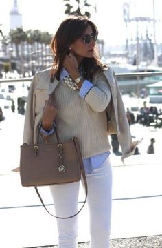 Mode Over 50, Casual Night Out Outfit, How To Wear White Jeans, Mode Casual, Chic Outfit, Looks Chic, 가을 패션, Mode Inspiration, White Pants