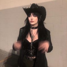 Country Gothic Outfits, Punk Cowgirl Outfit, Cowboy Grunge Outfits, Emo Vaquera, Goth Rodeo Outfit, Cowgirl Goth Aesthetic, Goth Vaquera, Punk Cowgirl Aesthetic, Western Grunge Aesthetic Outfits