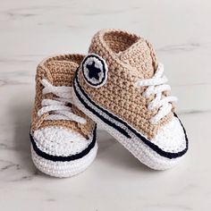 Handmade crochet baby shoes meticulously crafted from premium 100% cotton thread. They are very comfortable and soft, making them gender-neutral kids' shoes suitable for both boys and girls. They will be your baby's first shoes, they look like real sneakers. Booties  are charming and personalized gifts for newborns, pregnancy gift, baby showers, grandparents announcement, pregnancy announcement, for children's party, first use gift and christenings gift. Carefully designed, they make for adorabl All Star Bebe, Crochet Baby Sneakers, Baby Newborn Girl, Crochet Newborn Outfits, Shoes Crochet, Baby Converse, Expecting Mom Gifts, Baby Legs, Crochet Baby Girl