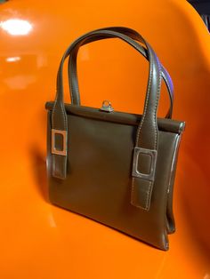 DESCRIPCIÓN: Bolso vintage MOD Brown, bolso de mujer de los años 60, bolso vintage, cierre plateado, pequeño estilo preppy de cuero, bolso de los años 60 con marrón. asa e interior marrón. El bolso tiene un bolsillo interior. Combinará perfectamente con tus outfits de los años 60.  CONDICIÓN: En muy buen estado de uso vintage por dentro y por fuera, consulte las imágenes. Falta uno de los detalles del asa de cuero marrón de la parte posterior; consulte las imágenes.  MEDIDAS Ancho 9" / 23 cm Alt Vintage Shoulder Bag With Silver-tone Hardware For Travel, Vintage Travel Shoulder Bag With Silver-tone Hardware, Vintage Shoulder Bag For Travel With Silver-tone Hardware, Vintage Satchel Bags With Silver-tone Hardware, Vintage Satchel With Silver-tone Hardware, Vintage Square Shoulder Bag, Vintage Shoulder Bag With Silver-tone Hardware, Vintage Satchel Shoulder Bag For Party, Vintage Top Handle Evening Bag