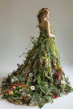 Garden Of Eden Dress, Garden Party Fashion, Flower Inspired Fashion, Med Gala, Nature Halloween Costume, Mother Nature Halloween, Nature Textiles, Flower Costumes, Wedding Installations