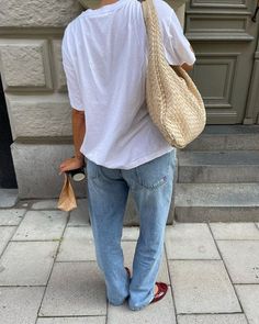 Surfergirl Style, Ballet Flats Outfit, Minimalist Summer, Quoi Porter, Flats Outfit, Matilda Djerf, Paris Mode, Copenhagen Style, Relaxed Jeans