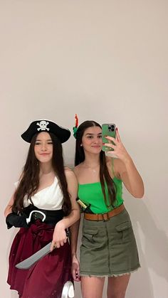 Holloween Costume Ideas 2 Girl, Matching Disney Costumes Bff, Costume Matching Friends, Green Custome Halloween, Bff Disney Costumes, Dark Hair Duo Halloween Costumes, Duo Halloween Costumes Characters, Captain Hook And Peter Pan Costume, Duo Teen Halloween Costumes