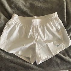 Brand New Dri-Fit White Nike Running Shorts With Tags Still Attached. Women’s Size Small. Cute Soccer Shorts, Nike Clothes Women, Nike Women Outfits, White Nike Shorts, Running Outfits, Look Nike, Running Outfit, Cute Nike Outfits, Clueless Outfits