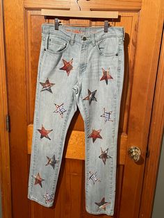 "Light wash relaxed straight leg jeans. Flannel/plaid star patchwork.  Measurements: Waist: 32\" Rise: 11\" Hip: 38 Thigh: 20\" Inseam: 30\"" Denim Stars, Star Patches, Hipster Jeans, Light Jeans, Patched Jeans, Star Jeans, Womens Jeans, Boho Vintage, Jeans Womens