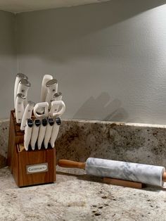 there are many knives in the holder on the counter