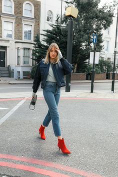 It's Easy Ankle Boots Outfit Fall, Streetstyle Photoshoot, Comfy Jeans Outfit, High Waisted Jeans Outfit, Lizzy Hadfield, Style Scrapbook, Minimalist Clothing, 2020 Style, Red Booties