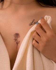 #floraltattoo #botanicaltattoo #simpletattoo #fineline #finelinetattoo #leavestattoo #bouquettattoo #inkedgirls #plantstattoo #floralartist #floralart #floraltattoodesign #lineartflowers #natureart #girlytattoo #tattoofeminina

#tattoo #tetovani #minimalisttattoo #minitattoo #aesthetictattoo #czeckgirl #grlpwr #femaletattooartist #femaletattoo #virgotattoo #virgo #tinytattoo #aesthetictattoo #girltattoo #inked #tattooartist #lineart #freshtattoo #linetattoo #girlytattoo #tattoofeminina Tattoo Entre O Peito, Rose Sternum Tattoo, Tattoos Between Breast, Simple Rose Tattoo, Rose Tattoos For Women, Small Rose Tattoo, Bouquet Tattoo, Neck Tattoos Women, Red Tattoos