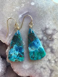 All done in gold filled these beautiful earrings are OOAK! Dangle length is 45mm. Gorgeous genuine chrysocolla looks like a gorgeous ocean 💜 Light weight and comfortable in the ear. Gold filled metal and ear wire. Perfect for spring and summer these enchanting one of a kind handmade statement earrings are perfect for boho brides or a fancy night out! These are so versatile because they can be work everyday and also when you want to dress up!  The gold filled metal really makes the blue pop in t Unique Drop Earrings With Lever Back, Artisan Teardrop Earrings With Lever Back Ear Wires, Pink Pouch, Raw Stone Earring, Aquamarine Necklace, Bride Earrings, Gold Statement Earrings, Long Drop Earrings, Velvet Bag