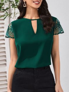 Green Tops For Women, Dark Green Top, Adrette Outfits, Women Lace Blouse, Lace Sleeve Top, Casual Wear Women, Flattering Tops, Keyhole Neck, Elegante Casual