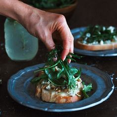 Grilled bread topped off with an arugula-walnut- gorgonzola topping and drizzled with truffle oil. This is an easy-to-make but super delicious appetizer. Gorgonzola Crostini, Truffle Oil Recipes, Gorgonzola Cheese, Grilled Bread, Dream Food, Bruschetta Recipe, Appetizer Dishes, Appetizer Ideas, Savoury Recipes