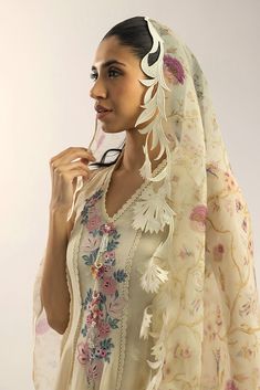 Dupatta Designs Ideas, Sania Maskatiya, Lace Suit, Printed Organza, Salwar Kamiz, Batik Fashion, Blue Florals, Dress Design Patterns, Sleeves Designs For Dresses