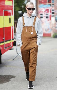 Overalls Chic, Abstract Outfits, Tomboy Chic Style, Overalls Outfit Winter, Tomboy Chic Outfits, Outfits Overalls, Overalls Fall, Style Salopette, Brown Overalls