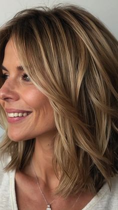 Elevate Your Look: Modern Mom Hairstyles for Every Occasion 33 Mom Haircut, Brown Hair Inspiration, Hair Cuts 2017, Mom Haircuts, Long Bobs, Haircuts For Medium Length Hair, Hairstyles 2024, Medium Layered Hair, Brunette Hair With Highlights