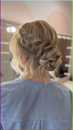 Curly Chic: Fashionable Medium-Length Hairstyles That Define Your Style Up Hairdos For Long Hair, Updo For Bride, Greek Hair, Braid Bun, Define Your Style, Easy Hair Updos