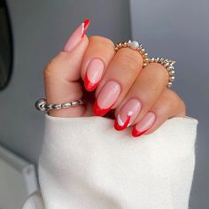 50+ Best Holiday Nails You Need To Try Out! - Prada & Pearls Holiday Nail Designs Winter, Summer Holiday Nails, Holiday Nails Winter, Festive Manicure, New Years Eve Nails