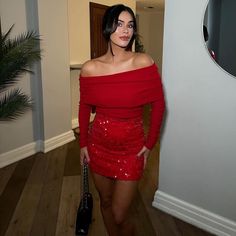 Mini Skirt With A High Waist. Sequin Appliqu. Interior Lining. Hidden In-Seam Zip Closure. Red Outfit Inspo Christmas, Red Sequin Skirt, Ootd Christmas, Satin Slip Skirt, Red Outfits, Sequin Midi Skirt, Bodycon Pencil Skirt, Sequin Mini Skirt, Plaid Pencil Skirt