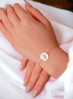 Carry the unique traces of your loved ones with you at all times! Our personalized fingerprint bracelet is made of 925 sterling silver and carries the real fingerprint of your loved ones. This elegant and meaningful jewelry is a gift option with high aesthetic and emotional value. This bracelet, which is a perfect memory gift especially for mothers, helps you immortalize your special moments. This special bracelet is not just a piece of jewelry, but also a precious souvenir that symbolizes your Fingerprint Bracelet, High Aesthetic, Fingerprint Jewelry, Silver Ornaments, Silver Chain Style, Meaningful Jewelry, Keepsake Jewelry, 925 Jewelry, Special Moments