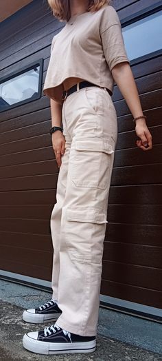 White Sneakers Casual Outfit, Wide Leg Cargo Pants Outfit, Casual Neutral Outfits, Joggers Outfit Women, Beige Cargo Pants, White Cargo Pants, Wide Leg Cargo Pants, Khaki Cargo Pants