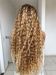 Verão o ano todo com esse loiro praiano para cabelos cacheados! 🌴💁‍♀️ #LoiroDeVerão #CachosPerfeitos Blonde Highlights Curly Hair, Long Natural Curly Hair, Dyed Curly Hair, Blonde Curly Hair, Colored Curly Hair, Beautiful Curly Hair, Curly Hair Wig, Hairdos For Curly Hair