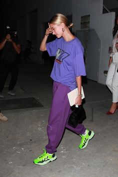 Estilo Kim Kardashian, Hailey Baldwin Street Style, Look Boho Chic, Hailey Bieber Style, Hailey Baldwin Style, Outfit Vintage, Looks Street Style, Trending Sneakers, Celebrity Street Style