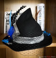 Potter frenchy party - Costume : Le chapeau de la journaliste sorcière - Sautoir et Poudrier - witch reporter hat - harry potter costume - cosplay Fantastic Beasts Party, Worst Witch, Magical Theme, Harry Potter Costume, Derby Hat, Derby Hats, Costume Cosplay, Fantastic Beasts, Hogwarts