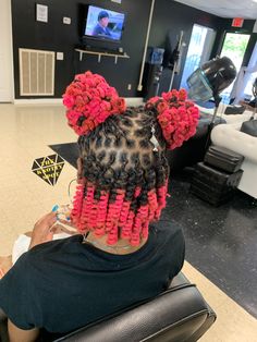 Flower Petal Loc Styles, Loc Styles Petals, Loc Decoration Dreadlock Hair, Dreadlock Petals Loc Hairstyles, Loc Petal Bob, Dreads Black Women, Pink Dreads