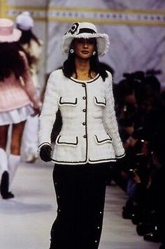 CHANEL VINTAGE SS93 Runway Iconic White Button Up Jacket With Black Trim | eBay Runway Iconic, Chanel Spring 1995, Chanel Blazer, Chanel Runway, 90s Runway Fashion, Chanel Outfit, Mode Chanel, Chanel Jacket, Chanel Inspired