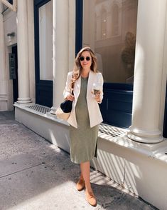 Daily Look 6.15.19 - Julia Berolzheimer Outfit Hamil, Maternity Work Outfit, Womens Wear Daily, Classic Shirt Dress, Maternity Outfits, Maternity Style