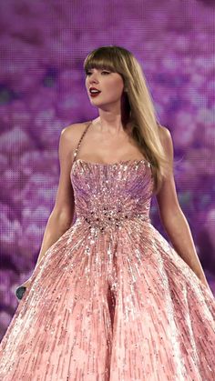 taylor swift wearing a pink dress on stage