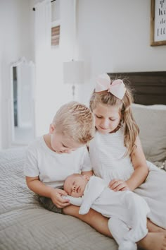 Siblings Poses, Siblings Outfits, Photography Siblings, New Baby Pictures, Newborn Family Pictures