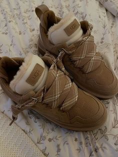 Lowmel Sneakers Uggs, Ugg Tennis Shoes Outfit, Uggs Lowmel Style, Ugh Lowmel Sneaker, Ugg Lowmel Sand, Lowell Uggs, Ugh Lowmel Sneaker Outfit, Ugg Lowmel Styled, Ugg Lowmel Sneaker Outfit Ideas