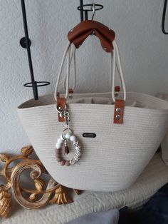 Beautiful bag made of high quality cotton cord. She is super big. The entire bag is made of high-quality cotton cord, color cream. The bag has two straps 30 cm. Dimensions:H26W40D13cm. Great for holidays as a beach bag or for shopping. Cotton Rope Bag, Diy Rope Basket, Rope Projects, Rope Crafts Diy, Rope Bag, Rope Crafts, 5 Minute Crafts Videos, Craft Bags, Rope Handles