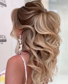 Wedding Hairstyles For Long Hair With Veil, Aries Hair, Birthday 24, Communion Hairstyles, Wedding Hair Trends, Unique Wedding Hairstyles, Wedding Cloak, Shower Hair, Wedding Hair Half