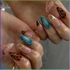 Before you think that easy nail designs are doomed to look cheap, let us show you some magnificent ideas you can do in just three steps. No one will guess it’s DIY! Brown Acrylic Nails, Kutek Disney, Unghie Sfumate, Smink Inspiration, Colorful Nail, Makijaż Smokey Eye, Fake Nails With Glue