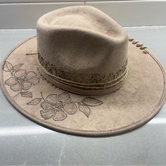 A Beautiful Faux Felt Hat With Hand Drawn Floral Designs Burned Into The Brim Line Etching On Top. Bullet And Feather Detail Wrapped With Twine Around The Base. Size Medium. Brand New Never Worn Custom Burned Hats, Line Etching, Stripped Beanie, Burned Hats, Patchwork Bucket Hat, Hat Painting, 90s Hippie, Womens Fedora Hat, Embroidery Hat