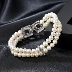 Ce magnifique bracelet de perles d'eau douce mesure entre 6 et 7 mm et se compose de perles magnifiques et brillantes de qualité AAAA+. Connues comme l'« icône » des perles de culture, les perles d'eau douce ornent le cou, les oreilles, les doigts et les poignets des femmes depuis des décennies. Huge Tomato importe ses perles d'eau douce du Japon, cultivées dans l'huître Pinctada fucata. Tous nos bracelets de perles d'eau douce sont fabriqués sur place, et notre vaste expérience et notre atten Pearl Bracelet With Pearl Charm For Formal Occasions, Classic Akoya Pearl Bracelet With Pendant, Classic Akoya Pearl Bracelet With Pearl Pendant, Gold Pearl Bracelet With Pearl Chain, Formal Pearl Bracelet With Pearl Charm, Pearl White Pearl Beaded Jubilee Bracelets, Pearl White Pearl Beaded Jubilee Bracelet, Luxury Silver Bracelets With Pearl Drop, Elegant Pearl Bracelet With Jubilee Detail