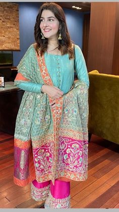 Mehendi Suits, Kimkhab Gharara, Pakistan Movie, Asian Wedding Dress Pakistani, Frocks And Gowns, Velvet Dress Designs, Latest Bridal Dresses, Designer Kurti Patterns, Stylish Short Dresses