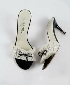 #chanel Chanel Heels, Pretty Heels, Dr Shoes, Kleidung Diy, Vintage Heels, Fancy Shoes, Cute Heels, Girly Shoes, Shoe Inspo