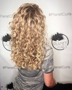 Curly Blonde Extensions, 2023 Blonde Hair Trends Curly, Blonde Highlights On Yellow Hair, Highlights Curly Hair Blonde, Curly Blonde Hair Naturally, Blonde Permed Hair, Short Curly Hair Blonde Highlights, Curly Dirty Blonde Hair, Blonde Curls Natural