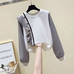 Trendy Fashion Tops, Fashionista Clothes, Hijabi Fashion, Fashion Hacks Clothes, Women Long Sleeve Tops, Refashion Clothes, Fashion Design Clothes, Girls Fashion Clothes