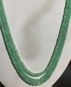 Colombiaanse smaragdgroene kralen natuurlijke edelsteen | Etsy Classic Jewellery, Natural Gemstone Necklace, Diamond Pendant Sets, Woman Jewelry, Emerald Bead, Beads Jewellery, Colombian Emeralds, Lemon Quartz, Classic Jewelry