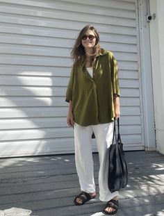 Loose Fit Summer Outfits, Tomboy Chic Outfits Summer, Over Shirt Outfit, Black Oversized Shirt Outfit Women, Loose Summer Outfits, Trans Masc Outfits Summer, Lesbian Outfits Summer, Short Sleeve Button Down Outfit, Minimal Summer Outfit