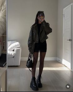 Black Hand Bag, Gig Outfit, Ropa Upcycling, Eve Outfit, Leather Jacket Outfits, Black Hand, 가을 패션, Autumn Outfit, Outfit Inspo Fall