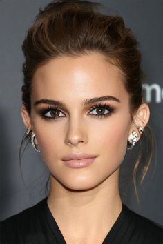 Makeup For Bulging Eyes, Sophisticated Medium Length Hairstyles, Natural Dramatic Makeup, Heather Wedding, Makeup Brown, Makeup Cantik, Easy Chic, Smink Inspiration