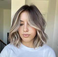 Shorter Balayage Hair, Shoulder Length Baylage Hair, Blonde Balayage Bob Mid Length, Brown And Blonde Balayage Mid Length, Bronde Lob Shoulder Length, Above Shoulder Length Hair, Short Brunette, Lovely Hairstyles, Hair 2025