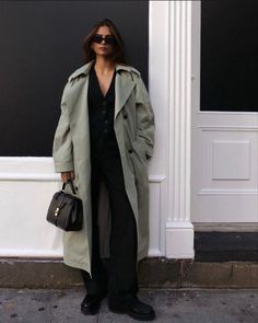 Khaki Trench Coat Outfit, Green Coat Outfit, Casual Trench Coat Outfit, Spring Coat Outfit, Emelie Lindmark, Trench Outfit, Khakis Outfit, Aesthetic Overalls Outfit, Green Trench Coat