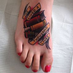 a person has a tattoo on their foot with books and ribbon around it that says, culpa thousand lives