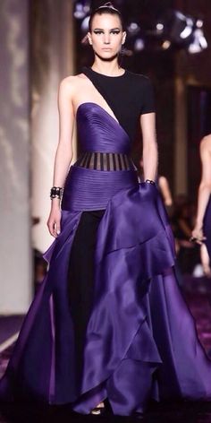 atelier versace fall/winter 2014-2015 paris fashion week. 2014 Couture, Versace Couture, Atelier Versace, Ball Gown Skirt, Fabulous Clothes, Live Fashion, Purple Fashion, Formal Evening Dresses, Simple Image