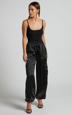 Black Satin Joggers Outfit, Black Satin Cargo Pants Outfit, Silk Cargo Pants Outfit, Black Joggers Outfit Dressy, Satin Pants Outfit Classy, Satin Joggers Outfit, Black Satin Pants Outfit, Satin Cargo Pants Outfit, Cargo Joggers Outfits